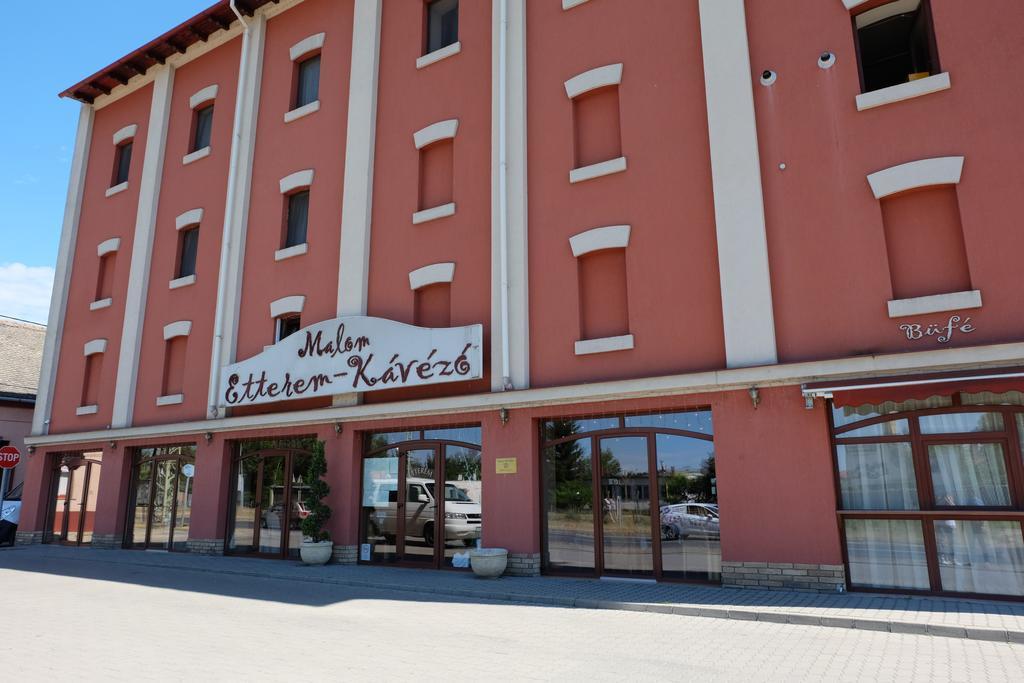 Malom Club Panzio Bed and Breakfast Baja Exteriör bild